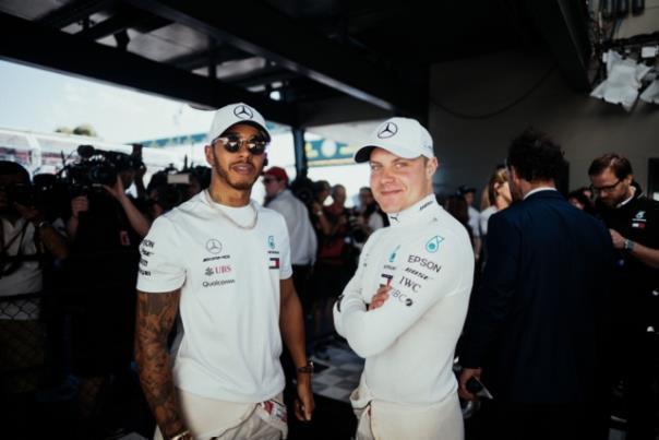 Valtteri Bottas und Lewis Hamilton (links).  Foto: Auto-Medienportal.Net/Daimler